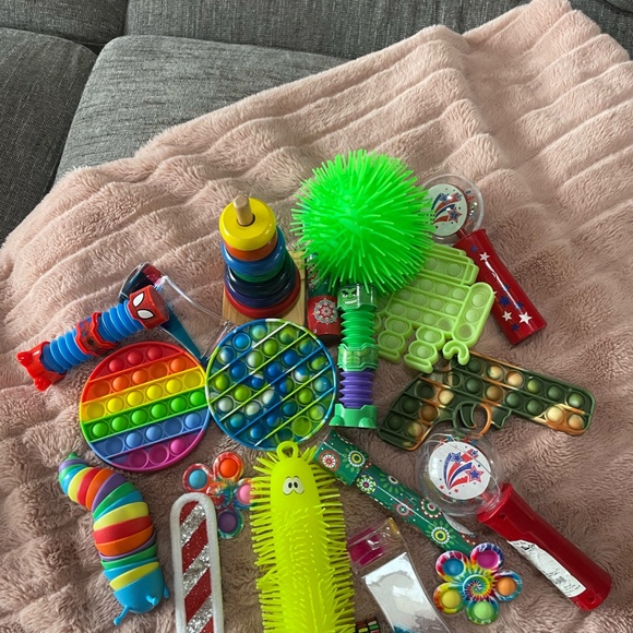LOT OF FIDGET/STRESS/SENSORY MISC TOYS - Picture 6 of 9